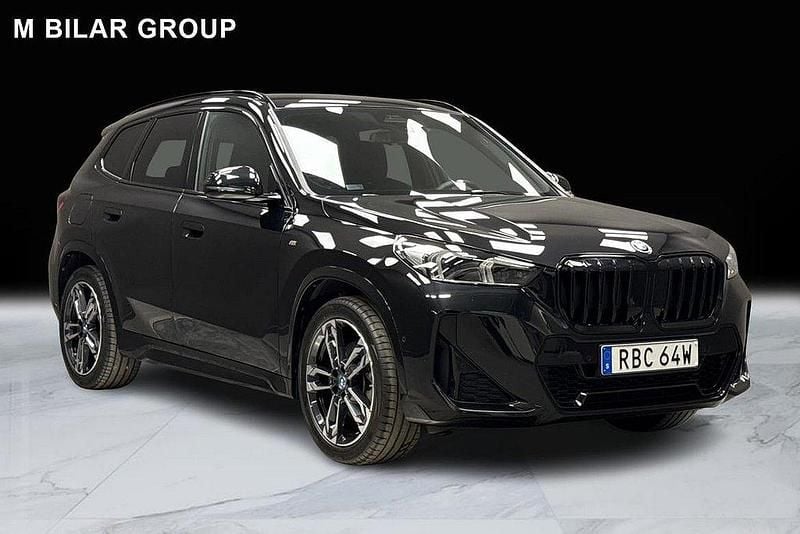 Svart Begagnad 2024 BMW X1 Luxury Line SUV | 529 000 kr (Marknadspris) - Bild 1/4