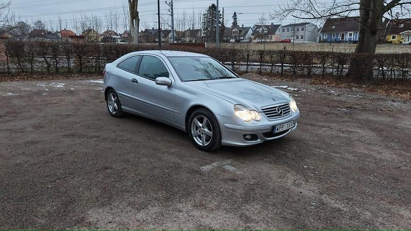 Begagnad Mercedes C180 143 HK (105 kW) 2005 Silver Sportkupé