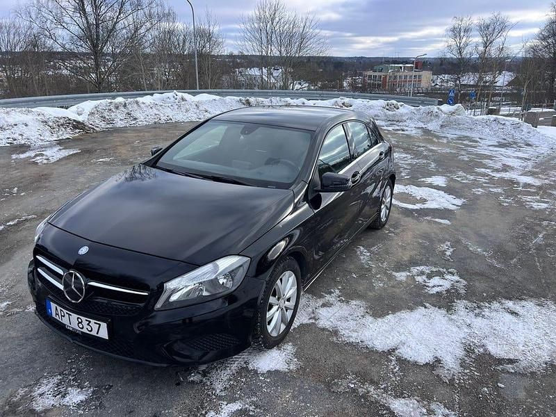 Begagnad Mercedes A180 122 HK (89 kW) 2014 Svart metalick