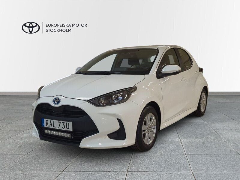 Vit Begagnad 2023 Toyota Yaris Hybrid Active Halvkombi | 229 900 kr (Marknadspris) - Bild 1/3