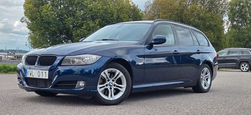 Blå Begagnad 2011 BMW 320 Comfort Edition Kombi | 88 900 kr (Marknadspris) - Bild 1/4