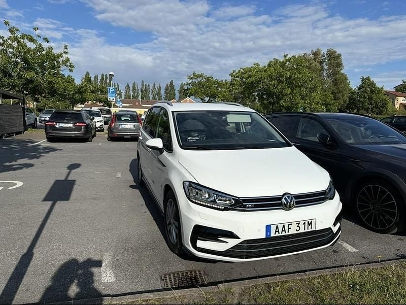Vit Begagnad 2020 VW Touran R-line Minibuss | 299 800 kr (Marknadspris) - Bild 1/4
