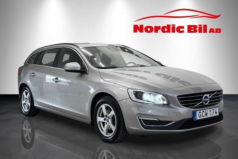 Ljusbrun (brun) Begagnad 2016 Volvo V60 Momentum Kombi | 99 900 kr (Marknadspris) - Bild 1/4