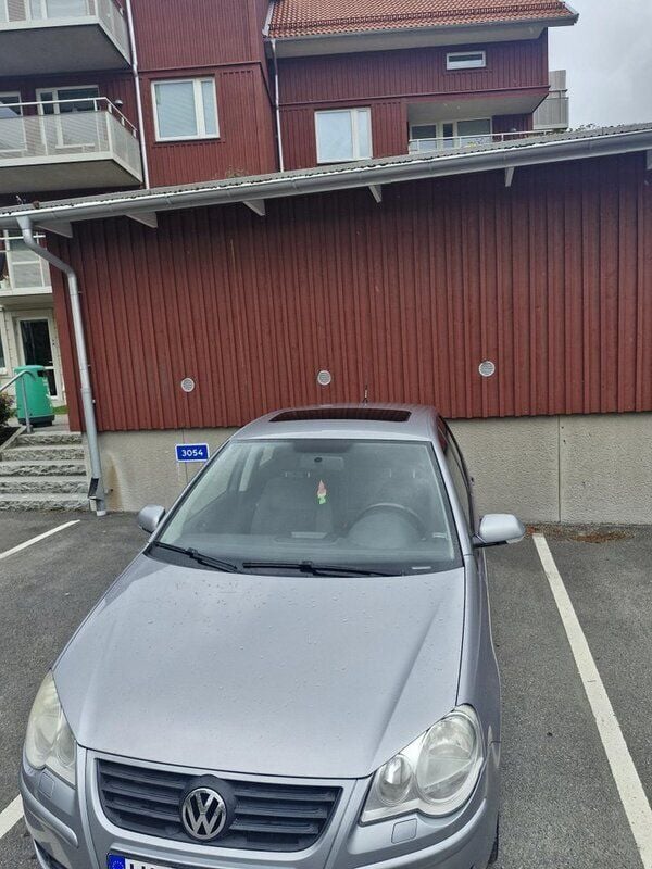 Silver Begagnad 2009 VW Polo Comfortline Halvkombi | 39 000 kr (Bra pris) - Bild 1/4