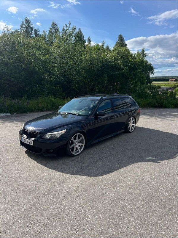 Svart Begagnad 2009 BMW 530 M Sport Kombi | 127 000 kr (Dyr) - Bild 1/3