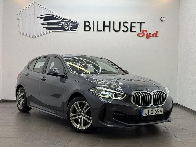 Mörkgrå (grå) Begagnad 2021 BMW 118 M Sport Halvkombi | 258 500 kr (Lite dyr) - Bild 1/4