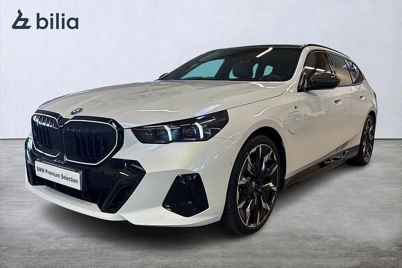 Vit Begagnad 2024 BMW 530e M Sport Kombi | 819 000 kr - Bild 1/4