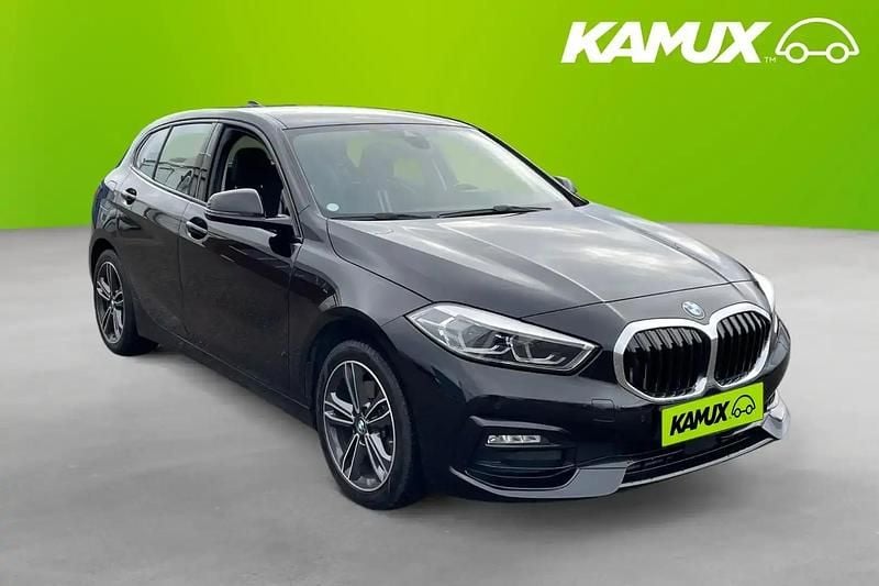 Svart Begagnad 2020 BMW 118 Sport Line Halvkombi | 199 800 kr (Marknadspris) - Bild 1/4