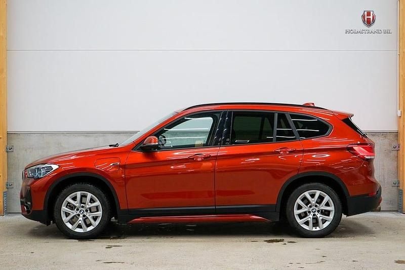 Orange Begagnad 2022 BMW X1 Sport Line SUV | 289 900 kr (Marknadspris) - Bild 1/4