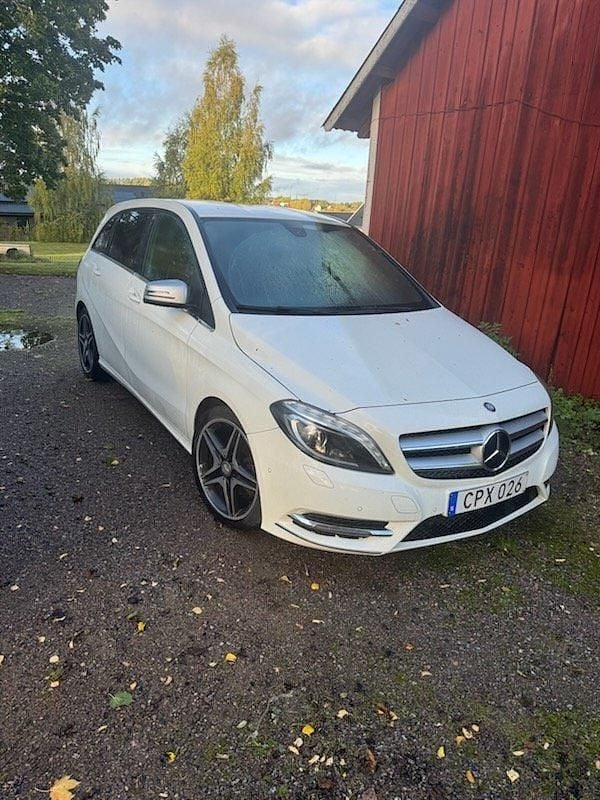 Vit Begagnad 2014 Mercedes B200 Minibuss | 113 900 kr (Marknadspris) - Bild 1/4