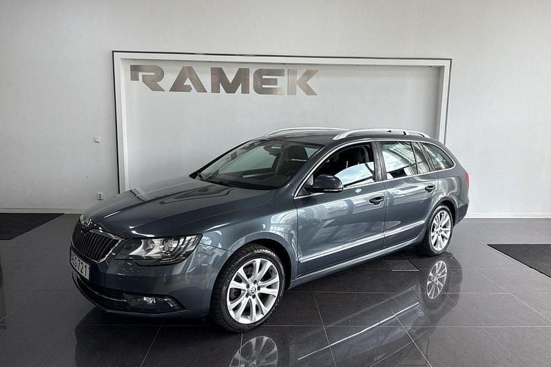 Grå Begagnad 2014 Skoda Superb Kombi | 109 000 kr (Marknadspris) - Bild 1/4