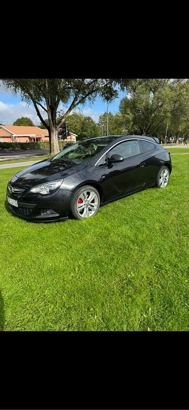Svart Begagnad 2012 Opel Astra GTC Halvkombi | 59 800 kr - Bild 1/4