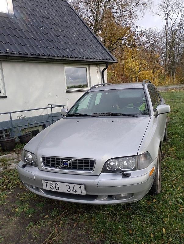 Grå Begagnad 2003 Volvo V40 Kombi | 7 000 kr (Bra pris) - Bild 1/4