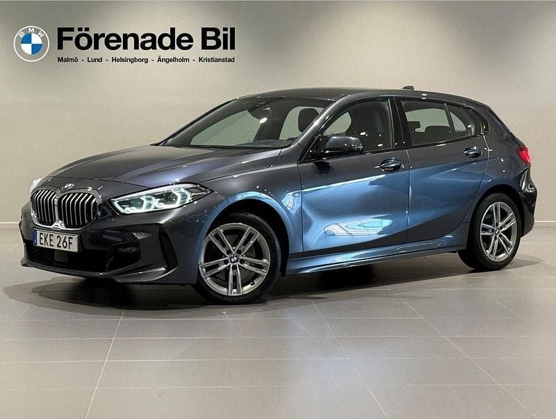 Grå Begagnad 2020 BMW 118 M Sport Halvkombi | 279 000 kr (Dyr) - Bild 1/4