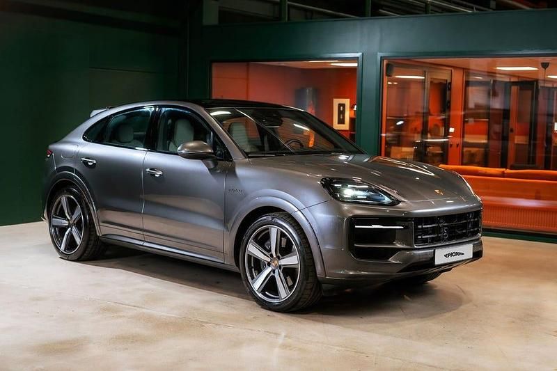 Mörkgrå Begagnad 2023 Porsche Cayenne SUV | 1 169 900 kr (Marknadspris) - Bild 1/4