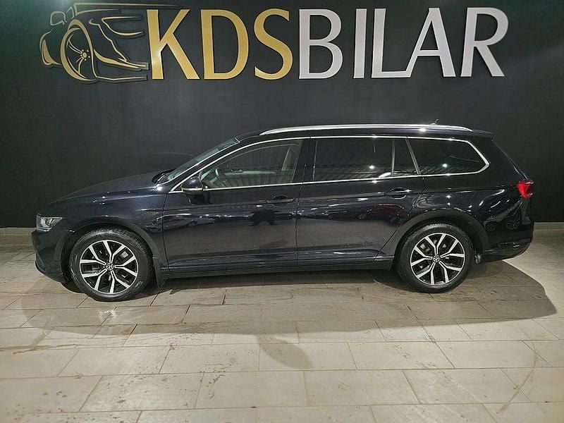 Svart Begagnad 2020 VW Passat Edition Kombi | 179 500 kr (Marknadspris) - Bild 1/4