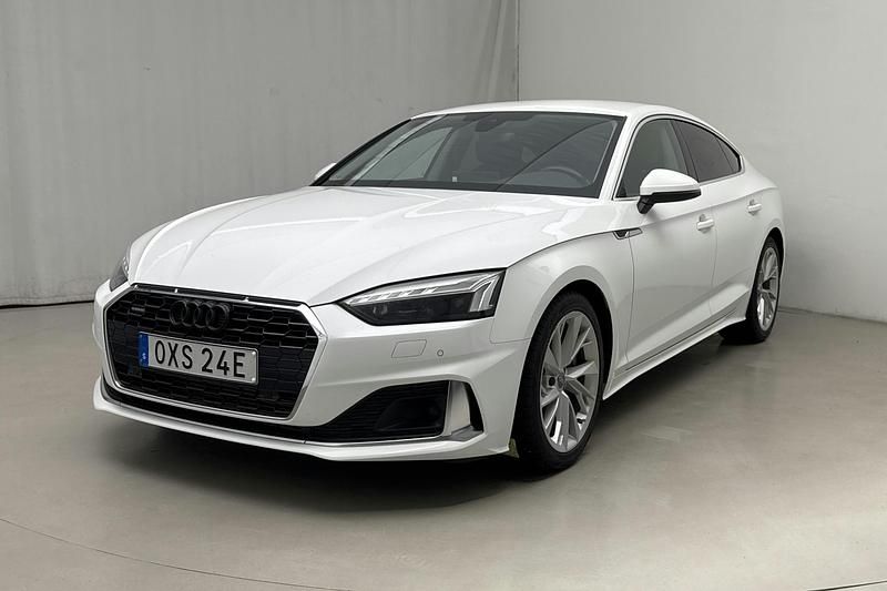 Vit Begagnad 2020 Audi A5 Sportback Proline Halvkombi | 249 000 kr (Marknadspris) - Bild 1/4
