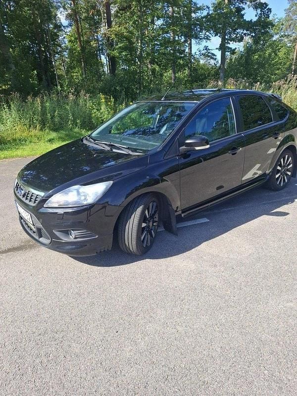 Svart Begagnad 2010 Ford Focus Titanium Halvkombi | 32 000 kr (Marknadspris) - Bild 1/4