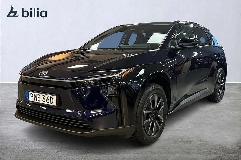 Mörkblå Ny 2025 Toyota bZ4X Executive SUV | 589 900 kr - Bild 1/3