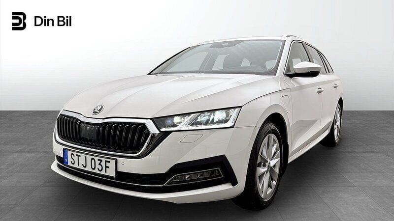 Vit (candy white) Begagnad 2023 Skoda Octavia Style Kombi | 349 900 kr (Marknadspris) - Bild 1/4