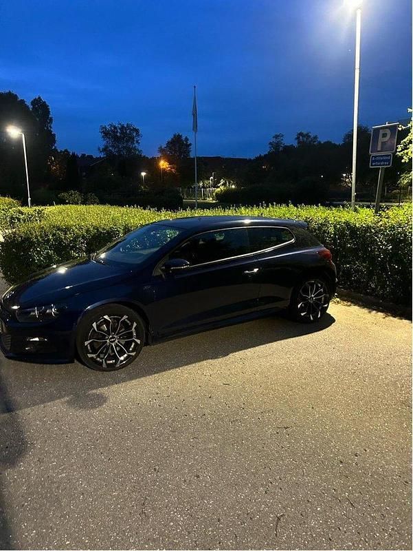 Blå Begagnad 2012 VW Scirocco Sport Sportkupé | 120 000 kr (Marknadspris) - Bild 1/4