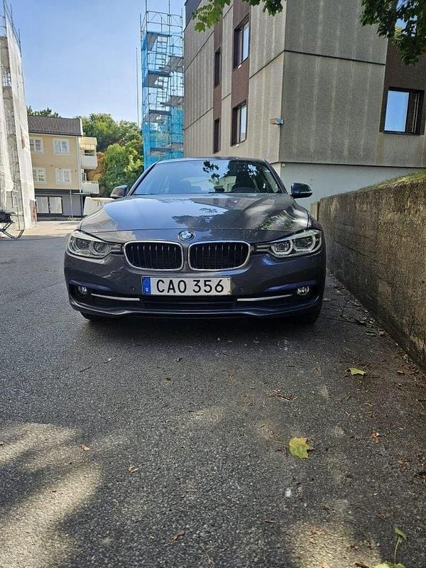 Grå Begagnad 2016 BMW 320 Sedan | 184 900 kr (Superpris) - Bild 1/4