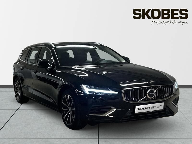 Svart Begagnad 2025 Volvo V60 Plus Kombi | 464 100 kr (Marknadspris) - Bild 1/3