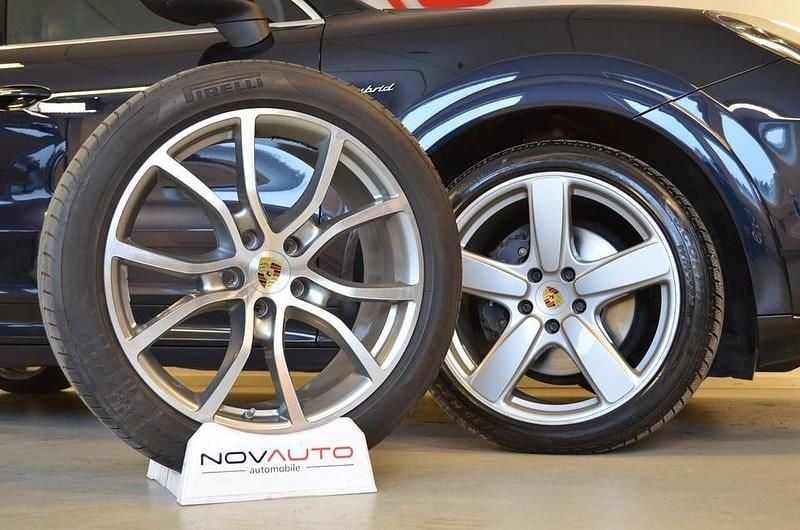 Begagnad Porsche Cayenne 462 HK (339 kW) 2020 Moonlight blue metallic SUV