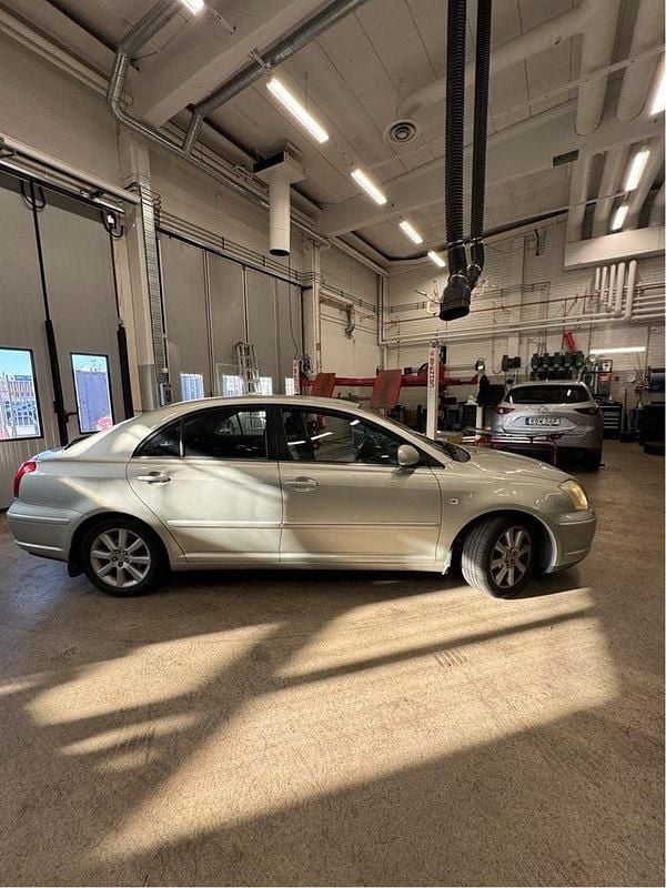 Silver Begagnad 2005 Toyota Avensis Halvkombi | 34 000 kr (Marknadspris) - Bild 1/4
