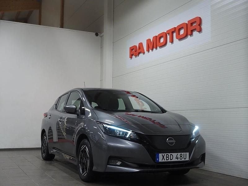 Grå Begagnad 2022 Nissan Leaf Acenta Halvkombi | 159 800 kr (Bra pris) - Bild 1/3
