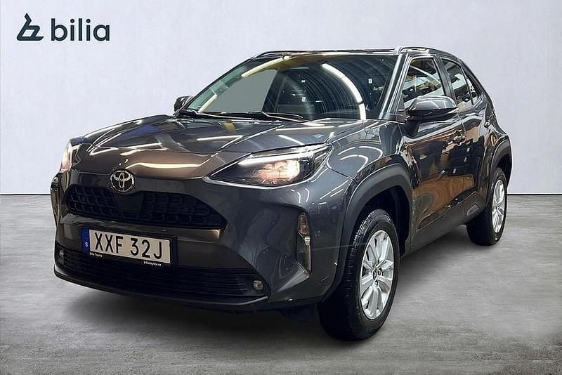 Grå Begagnad 2024 Toyota Yaris Cross Active SUV | 269 900 kr (Marknadspris) - Bild 1/3