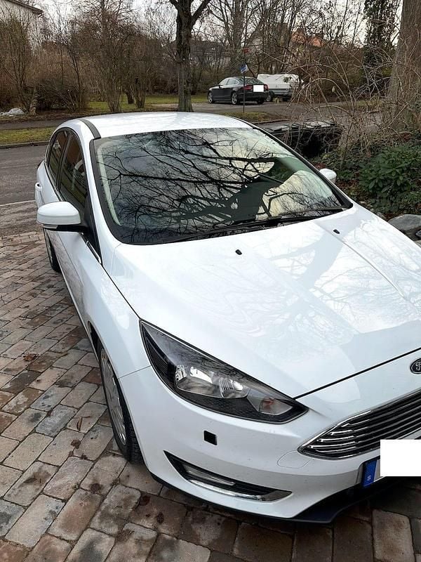 Begagnad 2017 Ford Focus Halvkombi | 98 000 kr (Marknadspris) - Bild 1/4