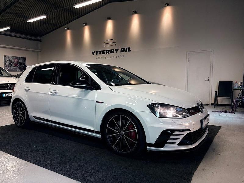 Vit Begagnad 2016 VW Golf VII GTI Clubsport Halvkombi | 249 900 kr (Lite dyr) - Bild 1/4