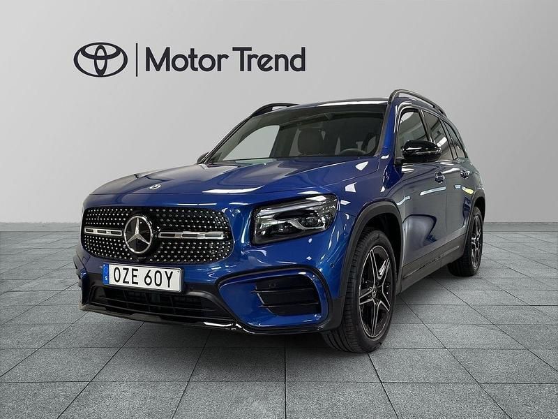 Blå Begagnad 2024 Mercedes GLB200 AMG SUV | 469 900 kr (Lite dyr) - Bild 1/4
