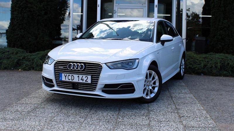 Vit Begagnad 2016 Audi A3 Sportback e-tron Sedan | 169 900 kr (Marknadspris) - Bild 1/4