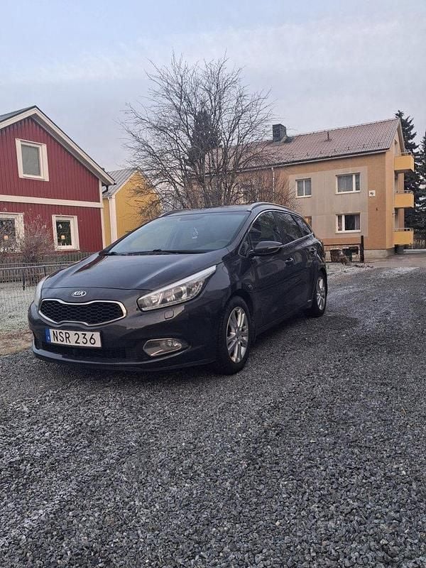 Grå Begagnad 2015 Kia Ceed Sportswagon Comfort Kombi | 69 000 kr (Bra pris) - Bild 1/3