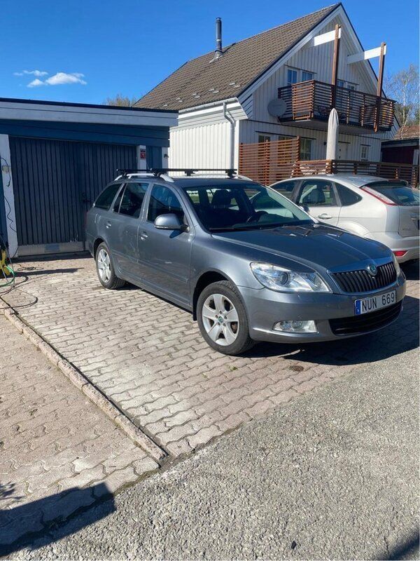 Grå Begagnad 2013 Skoda Octavia Elegance Kombi | 58 000 kr (Marknadspris) - Bild 1/4