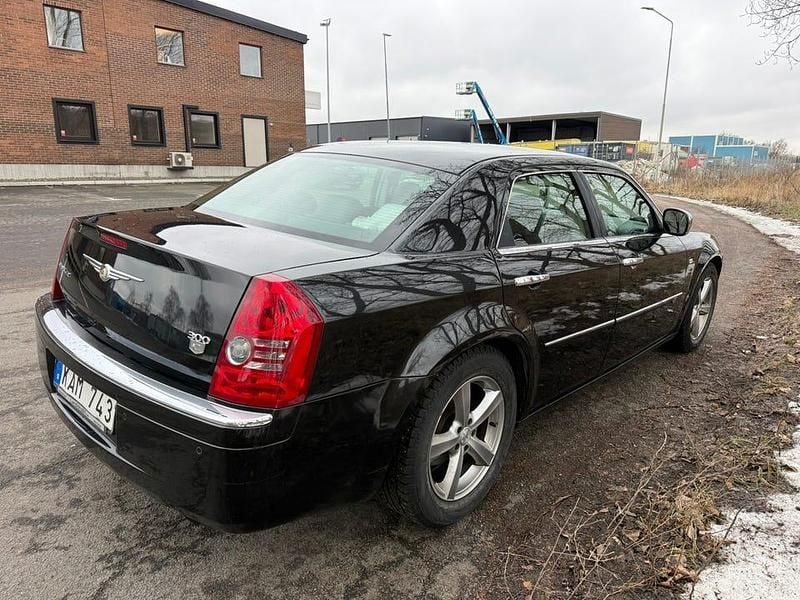 Begagnad Chrysler 300C 177 HK (130 kW) 2010 Brilliant black crystal pearl coat (pxr/qxrs)