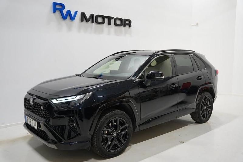 Svart Begagnad 2022 Toyota RAV4 Hybrid Sport SUV | 399 800 kr (Marknadspris) - Bild 1/4