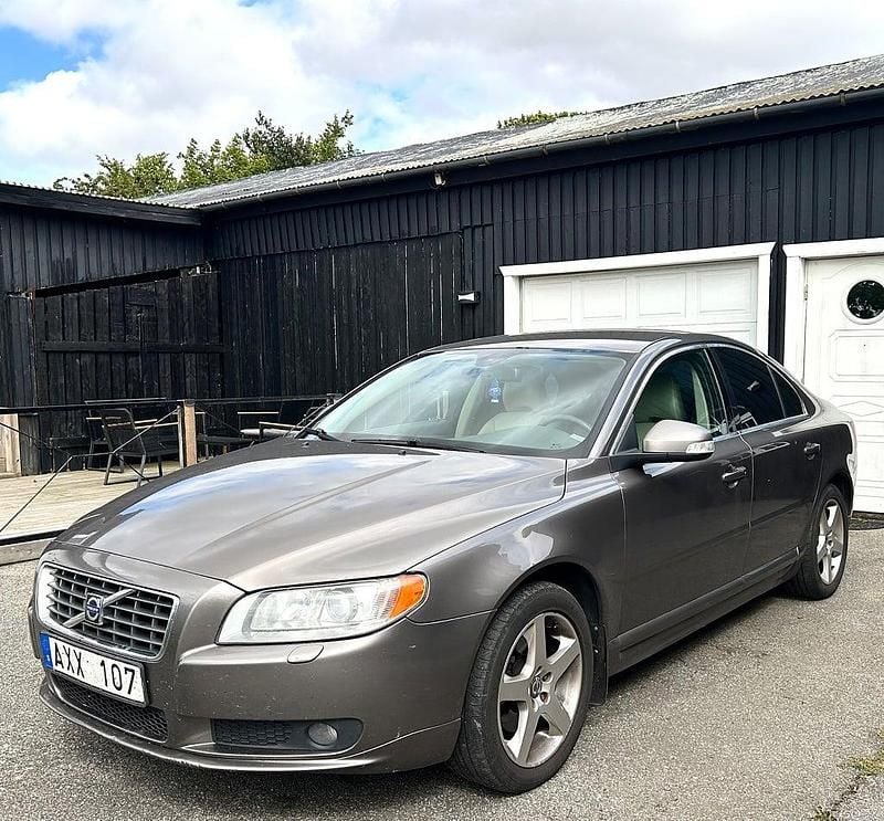 Grå Begagnad 2006 Volvo S80 Summum Sedan | 27 000 kr (Superpris) - Bild 1/4
