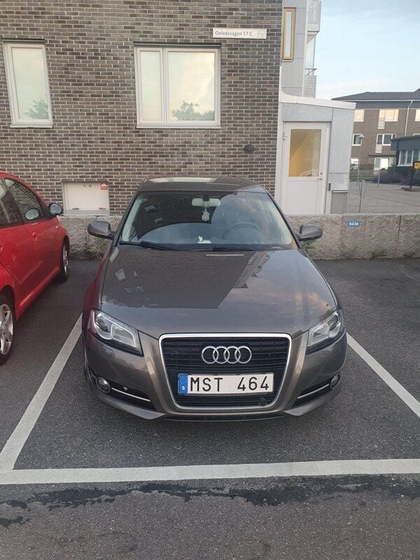 Grå Begagnad 2012 Audi A3 Sportback Comfort Halvkombi | 75 000 kr (Marknadspris) - Bild 1/4