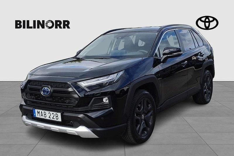 Svart Begagnad 2024 Toyota RAV4 Hybrid SUV | 449 900 kr (Bra pris) - Bild 1/4