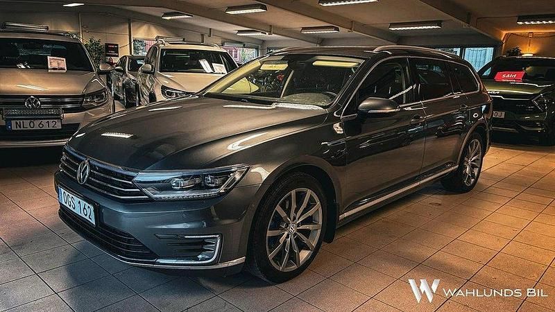 Mörkgrå Begagnad 2016 VW Passat GTE Kombi | 164 900 kr (Lite dyr) - Bild 1/4