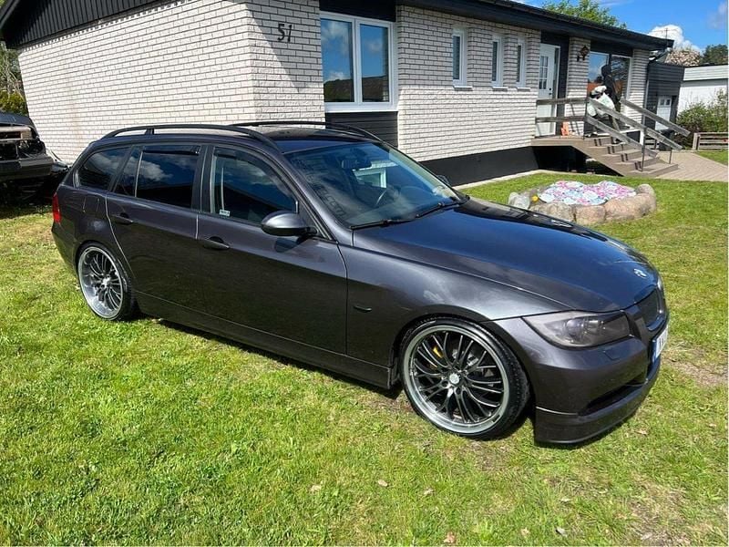 Grå Begagnad 2006 BMW 325 Advantage Kombi | 49 900 kr (Dyr) - Bild 1/4