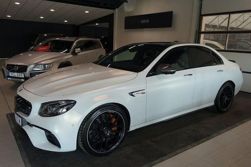 Vit Begagnad 2018 Mercedes E63S AMG AMG Sedan | 699 000 kr (Bra pris) - Bild 1/4