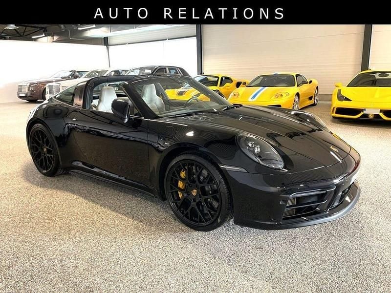 Begagnad Porsche 911 Targa 4 480 HK (353 kW) 2022 Svart jet black metallic Cab
