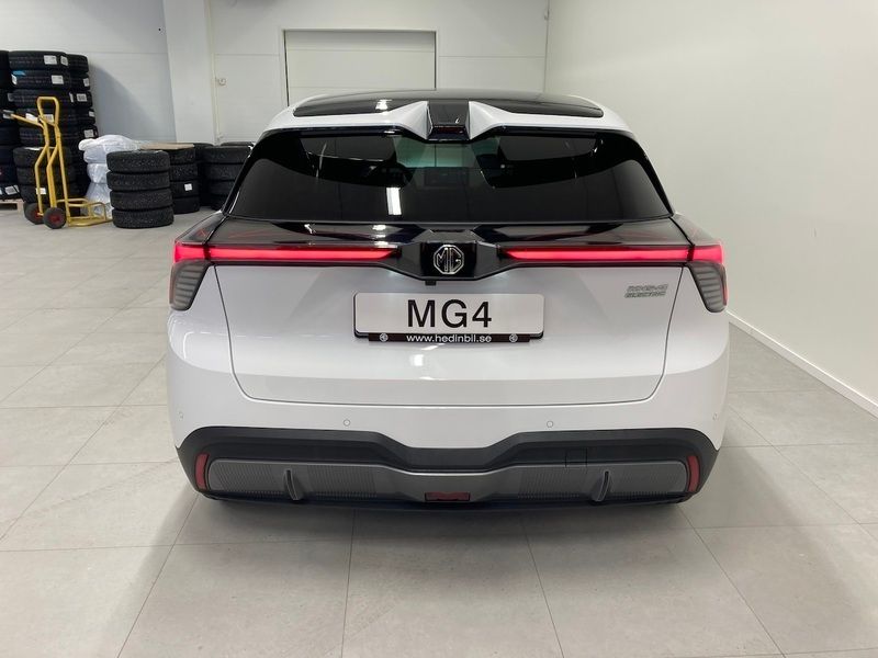 Begagnad MG MG4 EV Luxury 151 kW (206 HK) 2022 Vit Halvkombi