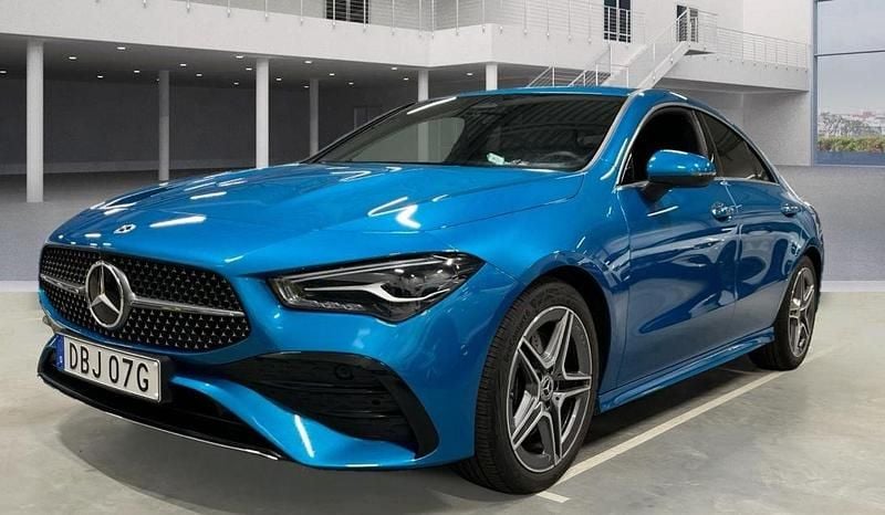 Blå Begagnad 2025 Mercedes CLA200 AMG Sportkupé | 378 500 kr (Marknadspris) - Bild 1/4