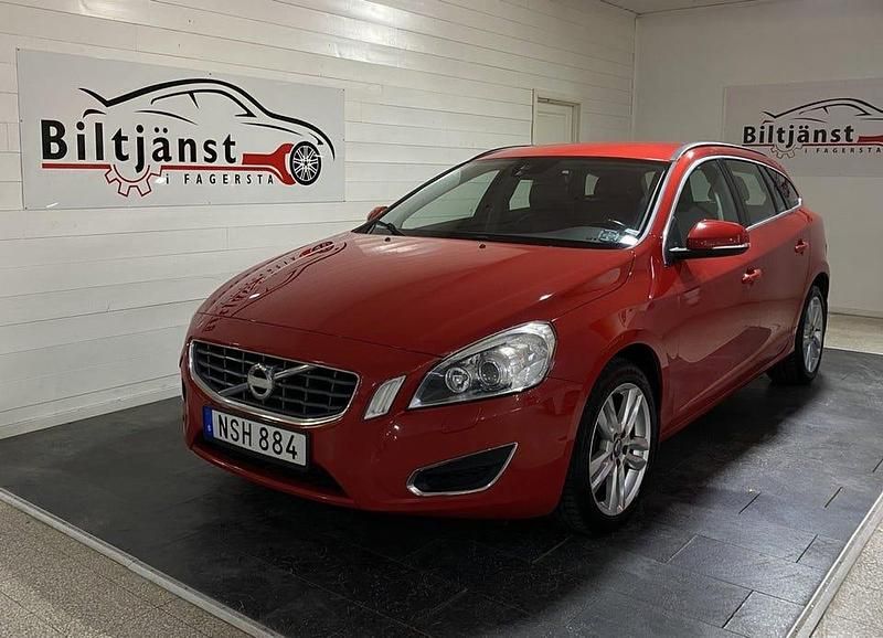 Röd Begagnad 2013 Volvo V60 Momentum Kombi | 129 900 kr (Marknadspris) - Bild 1/4