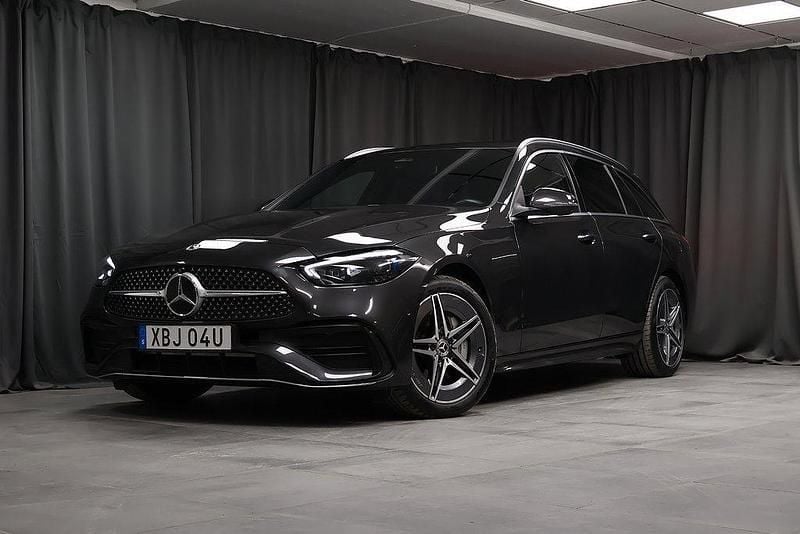 Grå Begagnad 2023 Mercedes C300e AMG Kombi | 499 000 kr (Marknadspris) - Bild 1/4